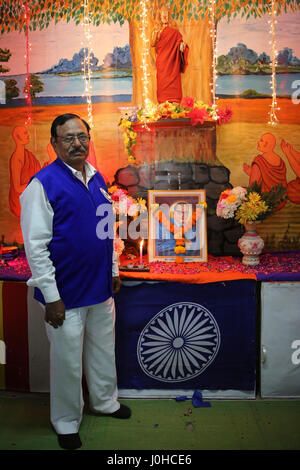 Mumbai, India. Xiv Apr, 2017. Un uomo in posa per una foto con stato di Dr BR Ambedkar sulla sua nascita 126anniversario celebrato oggi il 14 aprile 2017 in Mumbai, India. Credito: Chirag Wakaskar/Alamy Live News Foto Stock