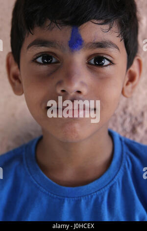 Mumbai, India. Xiv Apr, 2017. Un ragazzo in posa per una foto con stato di Dr BR Ambedkar sulla sua nascita 126anniversario celebrato oggi il 14 aprile 2017 in Mumbai, India. Credito: Chirag Wakaskar/Alamy Live News Foto Stock