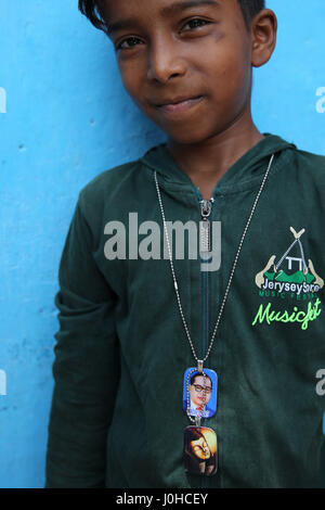 Mumbai, India. Xiv Apr, 2017. Un ragazzo in posa per una foto con stato di Dr BR Ambedkar sulla sua nascita 126anniversario celebrato oggi il 14 aprile 2017 in Mumbai, India. Credito: Chirag Wakaskar/Alamy Live News Foto Stock