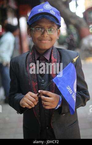 Mumbai, India. Xiv Apr, 2017. Un ragazzo in posa per una foto con stato di Dr BR Ambedkar sulla sua nascita 126anniversario celebrato oggi il 14 aprile 2017 in Mumbai, India. Credito: Chirag Wakaskar/Alamy Live News Foto Stock