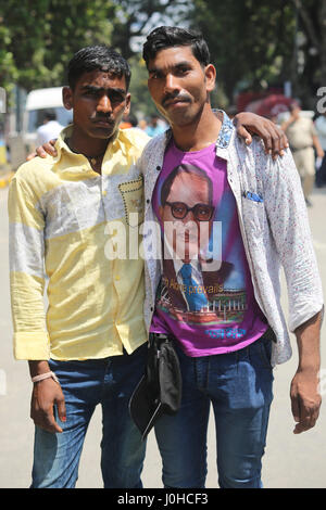 Mumbai, India. Xiv Apr, 2017. I visitatori in posa per una foto con stato di Dr BR Ambedkar sulla sua nascita 126anniversario celebrato oggi il 14 aprile 2017 in Mumbai, India. Credito: Chirag Wakaskar/Alamy Live News Foto Stock