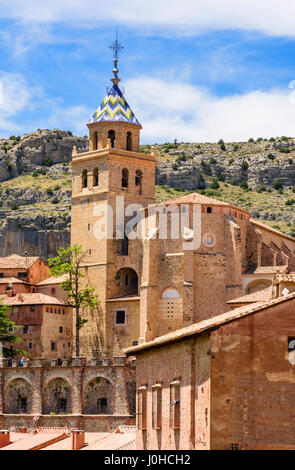 Albarracin Cattedrale con la sua spalliere piastrellate torre campanaria nel centro medievale della città vecchia di Albarracin, Teruel Aragona, Spagna Foto Stock