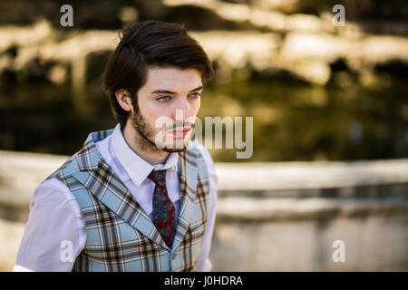 Elegante uomo in piedi fuori, indossando il costume scozzese Foto Stock