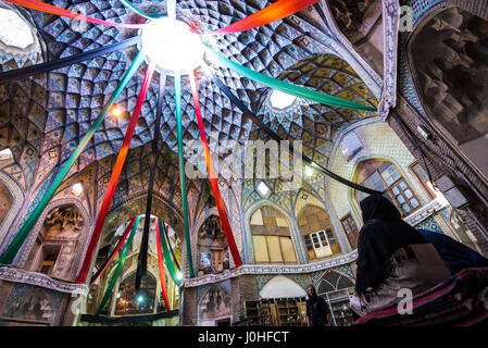 Grand bene luce presso l'ex Aminoddole Carvansarai (Timche-ye Amin od-Dowleh), la sezione di centro del vecchio bazar di Kashan città in Iran Foto Stock