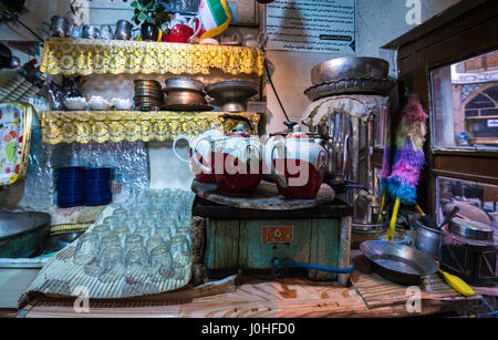 Piccola casa da tè sul vecchio bazar di Kashan città, capitale della contea di Kashan in Iran Foto Stock