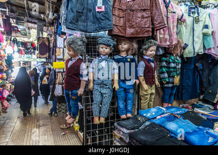 Negozio di abbigliamento in Vakil Bazaar, bazaar principale di Shiraz Shiraz, la capitale della provincia di far in Iran Foto Stock