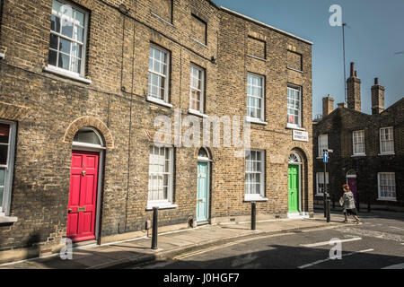 Victorian case a schiera, vicino la stazione di Waterloo su Theed Street a Lambeth, London, SE1, UK. Foto Stock