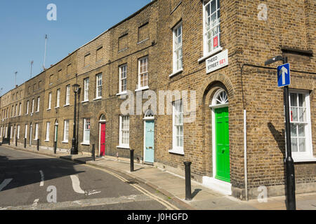 Victorian case a schiera, vicino la stazione di Waterloo su Theed Street a Lambeth, London, SE1, UK. Foto Stock