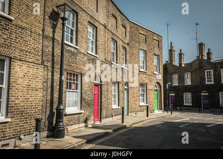 Victorian case a schiera, vicino la stazione di Waterloo su Theed Street a Lambeth, London, SE1, UK. Foto Stock