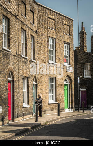 Victorian case a schiera, vicino la stazione di Waterloo su Theed Street a Lambeth, London, SE1, UK. Foto Stock