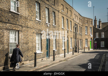 Victorian case a schiera, vicino la stazione di Waterloo su Theed Street a Lambeth, London, SE1, UK. Foto Stock