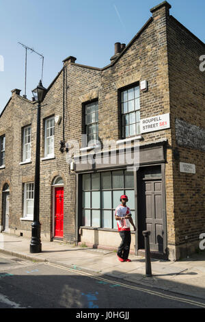 Case a schiera vittoriane su Roupell Street vicino Waterloo Station a Lambeth, Londra, SE1, Inghilterra, Regno Unito. Foto Stock