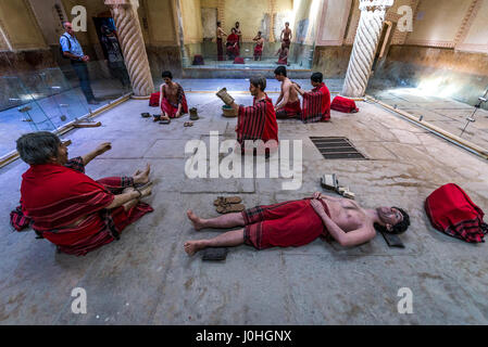 In scena con la cera sculptuers nei vecchi bagni pubblici chiamati Vakil bagno nella città di Shiraz, capitale della provincia di far in Iran Foto Stock