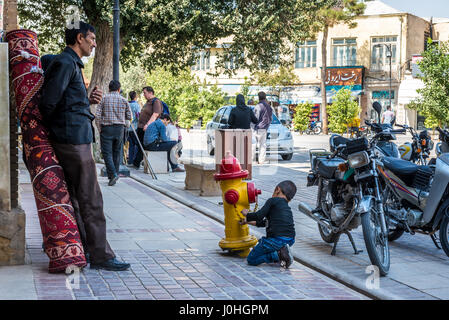 Ragazzo giocando con idrante di fuoco in Vakil Bazaar, bazaar principale di Shiraz Shiraz, la capitale della provincia di far in Iran Foto Stock