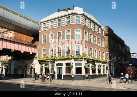 Il Waterloo Hotel accanto alla stazione Waterloo di Londra SE1, Regno Unito Foto Stock