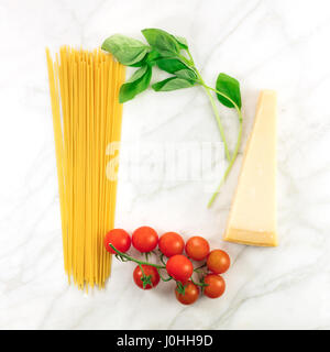 Ingredienti per la pasta, spaghetti, formaggio, basilico, di pomodori ciliegini Foto Stock