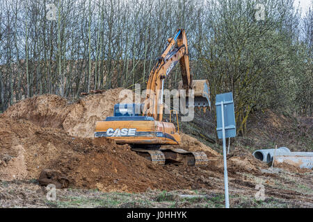 Escavatore è scavare una trincea Foto Stock