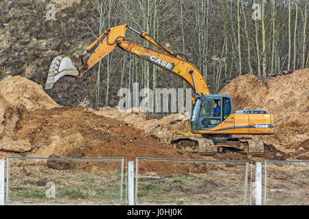 Escavatore è scavare una trincea Foto Stock