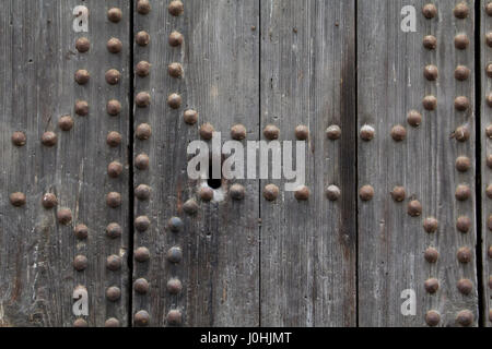 Foro per la chiave in un legno porta Vecchia, con rivetti metallici Foto Stock