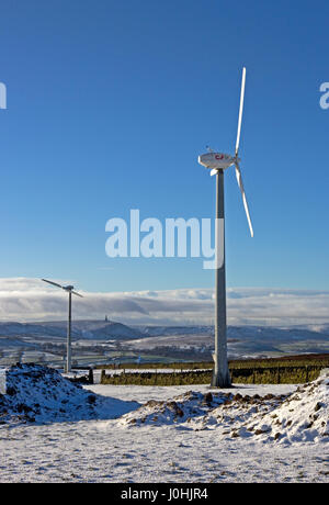 Le turbine eoliche sulla Pennine colline sopra Hebden Bridge, in inverno, con Stoodley Pike sull orizzonte. Foto Stock