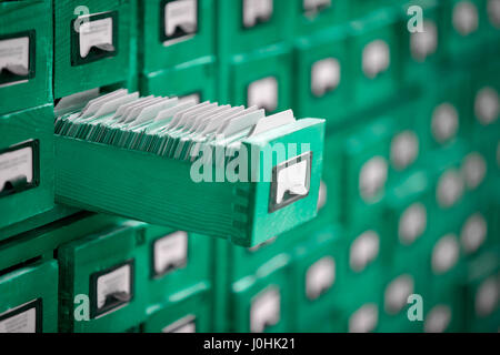 Libreria archivio o catalogo di riferimento con apertura cassetto carta. Foto Stock