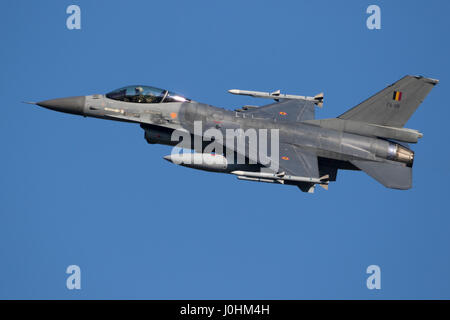 LEEUWARDEN, PAESI BASSI - MRT 28, 2017: belga Air Force F-16 jet da combattimento aereo decollare durante l'esercitazione NATO Frisone bandiera. Foto Stock