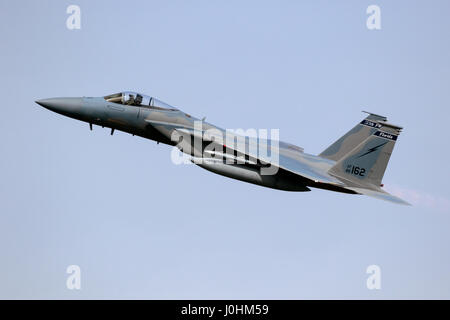 LEEUWARDEN, Paesi Bassi - Aprile 5, 2017: US Air Force F-15 Eagle jet da combattimento aereo decollare durante l'esercizio Frisone bandiera. Foto Stock