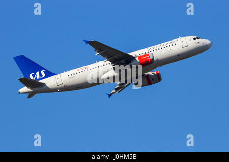 AMSTERDAM-SCHIPHOL - Feb 16, 2016: SAS Scandinavian Airlines Airbus A320 aereo il decollo dall'aeroporto di Schiphol. Foto Stock