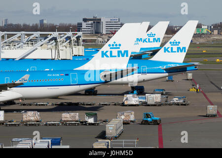 AMSTERDAM-SCHIPHOL - Feb 16, 2016: KLM Boeing sulla pista dell'aeroporto di Schiphol. Foto Stock