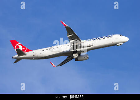 AMSTERDAM-SCHIPHOL - Feb 16, 2016: Turkish Airlines Airbus A321 aereo di linea il decollo dall'aeroporto di Schiphol Foto Stock