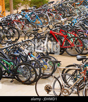 Una zona affollata per il parcheggio biciclette. Foto Stock