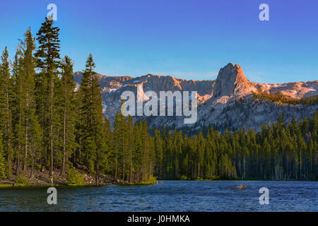 Fotografato sul Lago di Maria di strada nella città di Mammoth Lakes, California è quando questa vista della parte inferiore dei Laghi Gemelli può essere visto. Foto Stock