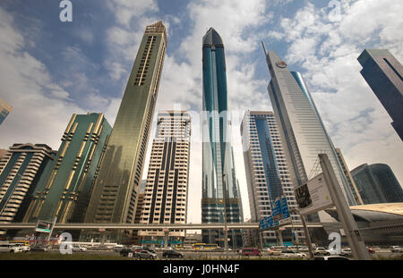 Grattacieli sulla Sheikh Zayed Road, Dubai, UAE Foto Stock