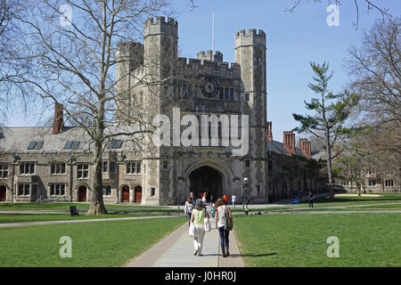 Princeton, NJ, Stati Uniti d'America - 11 Aprile 2017: Princeton University Campus in primavera. La passerella che conduce a Blair arco nella distanza. Blair Arch è all' Foto Stock