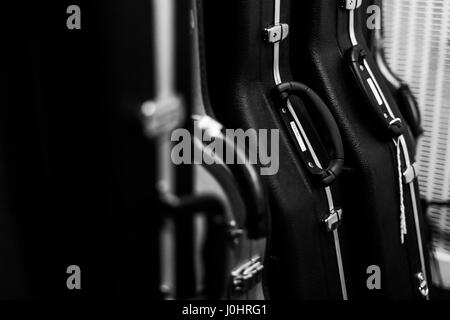 Fila di casi di chitarra Foto Stock