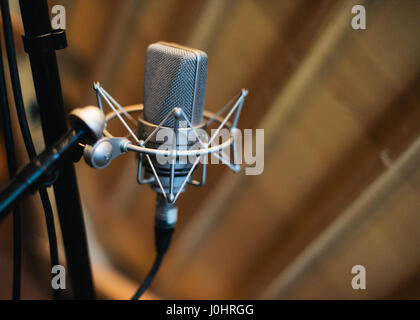 Microfono impostato in uno studio di registrazione Foto Stock