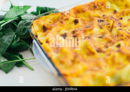 Le lasagne in una teglia Foto Stock