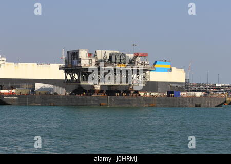 Un Rampion Offshore Wind Farm platform si trova nel porto di Southampton a bordo della AMT partecipante Inclus. Foto Stock