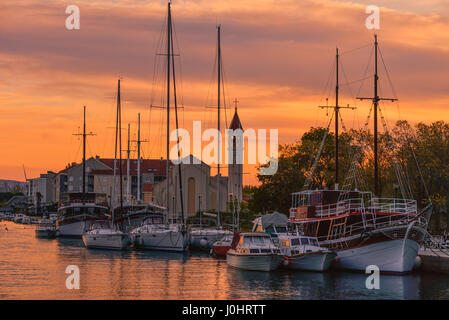 Tramonto illuminano le barche sul fiume Cetina a Omis in Croazia. Foto Stock