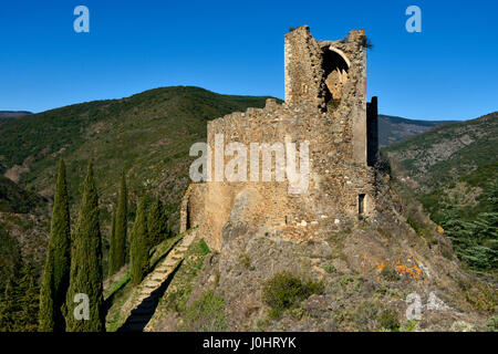 Le rovine di uno dei quattro castelli medievali a Lastours, in Occitanie, Francia. Foto Stock