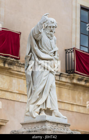 San Paolo statua che si trova nella parte anteriore del Duomo di Siracusa in piazza del Duomo (piazza del Duomo) sull'isola di Ortigia, Siracusa città, isola di Sicilia, Italia Foto Stock