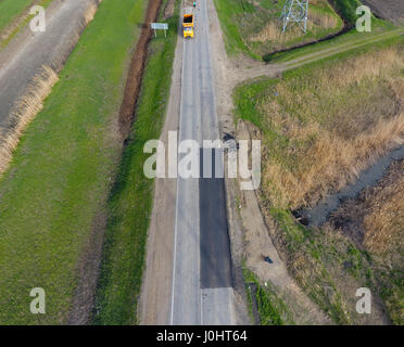 Vista superiore della riparazione su strada. Le tecniche per la riparazione di asfalto. Sostituzione di asfalto Foto Stock