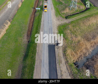 Vista superiore della riparazione su strada. Le tecniche per la riparazione di asfalto. Sostituzione di asfalto Foto Stock