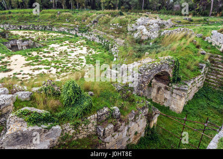 Anfiteatro romano situato nel Parco Archeologico della Neapolis a Siracusa città, angolo sud-est dell'isola di Sicilia, Italia Foto Stock
