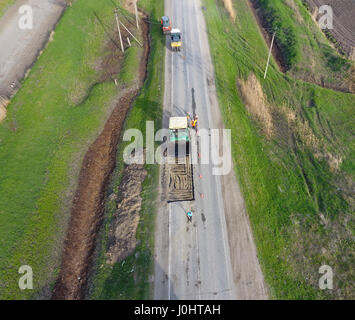 Vista superiore della riparazione su strada. Le tecniche per la riparazione di asfalto. Sostituzione di asfalto Foto Stock