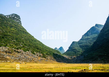Montagne carsiche e paesaggio rurale in inverno, Guilin, Cina. Foto Stock