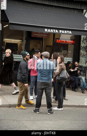 In Canada, a Toronto. Kensington market, quartiere multiculturale . Rasta pasta cafe. Foto Stock