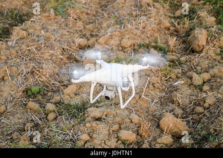 Russia, Poltavskaya village - 28 agosto 2016. Il drone, passando al di sopra del suolo. Il decollo o atterraggio quadrocopters. Foto Stock