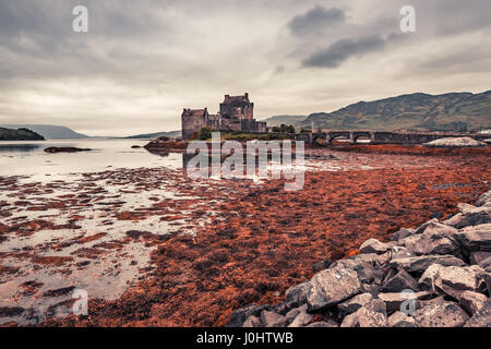 Tramonto mozzafiato sul loch a Eilean Donan Castle in Scozia Foto Stock