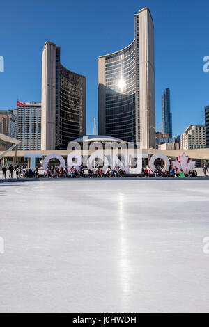 Toronto City Hall, Nathan Phillips Square in inverno, pattinaggio su ghiaccio, segno di Toronto, persone nel centro cittadino di Toronto, Ontario, Canada. Foto Stock